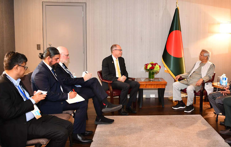 প্রধান উপদেষ্টা প্রফেসর মুহাম্মদ ইউনূসের সাথে গতকাল নিউইয়র্কে হায়াত গ্র্যান্ড সেন্ট্রাল নিউইয়র্ক হোটেলে বিল অ্যান্ড মেলিন্ডা গেটস ফাউন্ডেশনের সিইও মার্ক সাজম্যান সাক্ষাৎ করেন। ছবি: পিআইডি