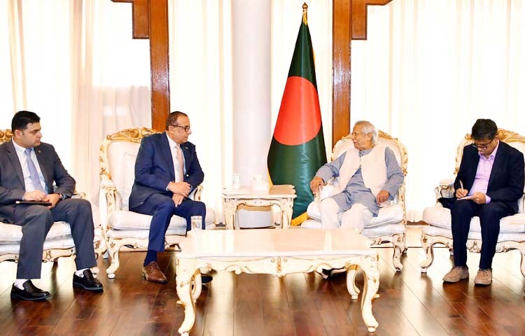 প্রধান উপদেষ্টা প্রফেসর মুহাম্মদ ইউনূসের সাথে আজ ঢাকায় রাষ্ট্রীয় অতিথি ভবন যমুনায় বাংলাদেশে ফিলিস্তিনের রাষ্ট্রদূত ইউসুফ এসওয়াই রামাদান সাক্ষাৎ করেন। ছবি: পিআইডি