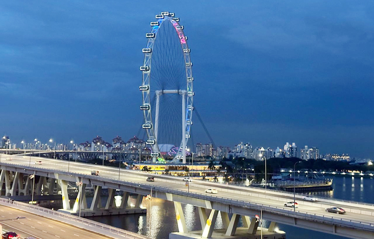 এখানে রয়েছে মেরিনা জলপ্রপাত। সাড়ে তিন কিলোমিটার সুউচ্চ মেরিনা জলপ্রপাত দেখতে দূরদূরান্ত থেকে ছুটে আসে অসংখ্য পর্যটক। সিঙ্গাপুরের বিভিন্ন জাতীয় উৎসব এখানে আয়োজন করা হয়। ছবি: এম মাঈন উদ্দিন