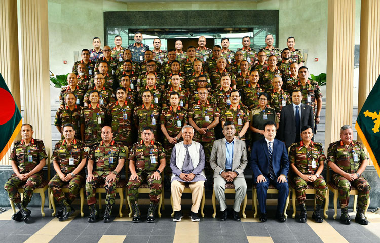 প্রধান উপদেষ্টা প্রফেসর মুহাম্মদ ইউনূসের সাথে আজ ঢাকায় সেনাবাহিনী সদরদপ্তরে ‘সেনাসদর নির্বাচনী পর্ষদ-২০২৪’ কার্যক্রমের উদ্বোধন অনুষ্ঠানে সেনা কর্মকর্তারা ফটোসেশনে অংশ নেন। ছবি: পিআইডি