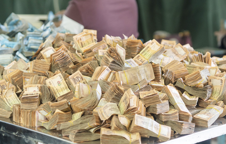 এ সময় উপস্থিতি ছিলেন কিশোরগঞ্জের জেলা প্রশাসক ও পাগলা মসজিদ পরিচালনা কমিটির সভাপতি ফৌজিয়া খান ও পুলিশ সুপার মোহাম্মদ হাছান চৌধুরী। গণনা শেষে সন্ধ্যা ৬টায় রূপালী ব্যাংক কিশোরগঞ্জ শাখার সহকারী মহাব্যবস্থাপক (এজিএম) রফিকুল ইসলাম এ তথ্য জানান। ছবি: এসকে রাসেল