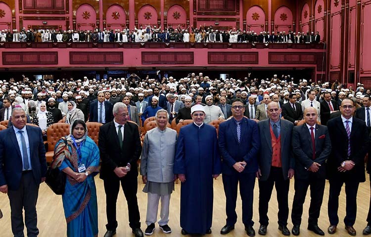 ডি-৮ শীর্ষ সম্মেলনের সাইডলাইনে প্রধান উপদেষ্টা প্রফেসর মুহাম্মদ ইউনূসের সাথে গতকাল মিশরের কায়রোতে আল-আজহার বিশ্ববিদ্যালয়ের লেকচার সেশনে বিশ্ববিদ্যালয়ের শিক্ষকবৃন্দ ফটোসেশনে অংশ নেন। ছবি: পিআইডি