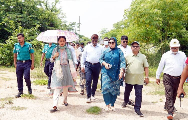 পানি সম্পদ এবং পরিবেশ, বন ও জলবায়ু পরিবর্তন মন্ত্রণালয়ের উপদেষ্টা সৈয়দা রিজওয়ানা হাসান আজ পূর্বাচলে বন বিভাগের সংরক্ষিত বনাঞ্চল পরিদর্শন করেন। ছবি: পিআইডি