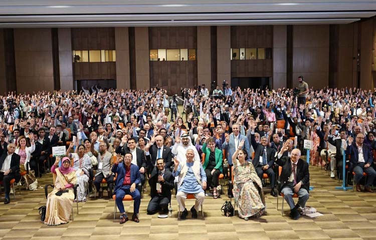 প্রধান উপদেষ্টা প্রফেসর মুহাম্মদ ইউনূসের সাথে আজ ঢাকায় সাভারের জিরাবো সামাজিক কনভেনশন সেন্টারে ১৫তম সামাজিক ব্যবসা দিবস উপলক্ষে আয়োজিত অনুষ্ঠানে আগত অতিথিরা ফটোসেশনে অংশ নেন। ছবি: পিআইডি