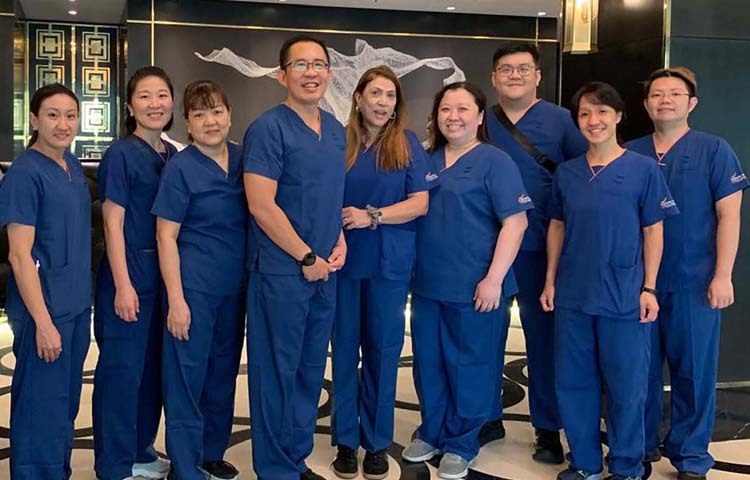 রাজধানীর উত্তরায় মাইলস্টোন স্কুল অ্যান্ড কলেজ ভবনে যুদ্ধবিমান বিধ্বস্তের ঘটনায় আহতদের উন্নত চিকিৎসার জন্য সিঙ্গাপুর থেকে দ্বিতীয় একটি বিশেষজ্ঞ চিকিৎসক দল বৃহস্পতিবার ঢাকায় পৌঁছেছে। ছবি: পিআইডি