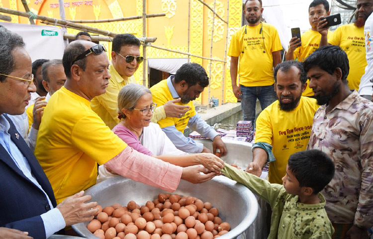মৎস্য ও প্রাণিসম্পদ উপদেষ্টা ফরিদা আখতার আজ ঢাকায় কৃষিবিদ ইনস্টিটিউশন বাংলাদেশ প্রাঙ্গণে ‌‘বিশ্ব ডিম দিবস ২০২৫’ উপলক্ষে সাধারণ মানুষের মাঝে ডিম বিতরণ করেন। ছবি: পিআইডি