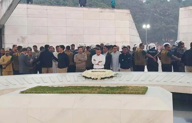 বিএনপির ভারপ্রাপ্ত চেয়ারম্যান তারেক রহমান আজ শহীদ রাষ্ট্রপতি জিয়াউর রহমানের সমাধি ও সাভারের জাতীয় স্মৃতিসৌধে শ্রদ্ধা নিবেদন করেন। ছবি: জাগো নিউজ