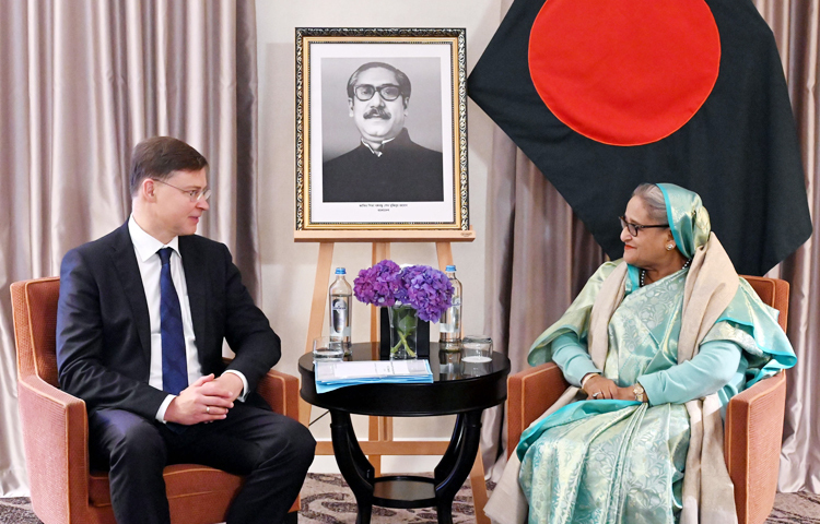 আজ বেলজিয়ামের ব্রাসেলসে প্রধানমন্ত্রী শেখ হাসিনা এবং ইউরোপীয় কমিশনের এক্সিকিউটিভ ভাইস প্রেসিডেন্ট ও ট্রেড কমিশনার ভালদিস ডোমব্রোভস্কিস দ্বিপাক্ষিক বৈঠক করেন। ছবি: পিআইডি