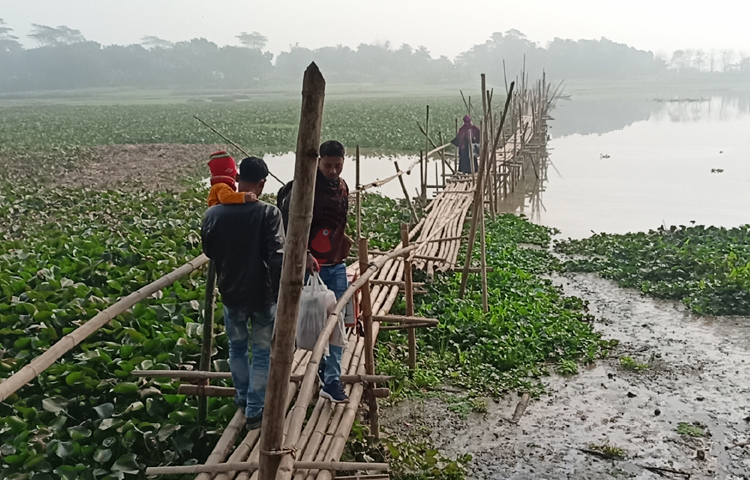 তাপমাত্রা কমতে থাকায় বিপাকে পড়েছেন পদ্মা ও কৃর্তিনাশা নদীর তীরবর্তী এলাকার চরের মানুষেরা। ছবি: বিধান মজুমদার অনি