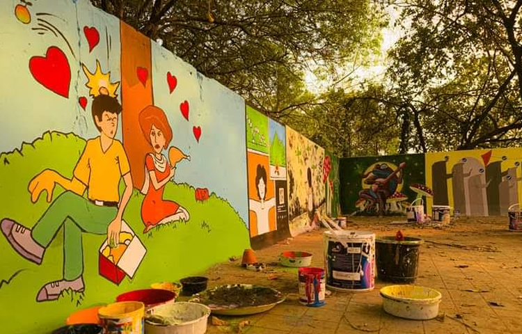 পুরোনো জরাজীর্ণ এই পুলটি দৃষ্টিনন্দন করতে উদ্যোগ নেন বিশ্ববিদ্যালয়ের চারুকলা বিভাগের ৪২ ব্যাচের শিক্ষার্থী আবদুল্লাহ মামুর। তার উদ্যোগে এক দল তরুণ নেমে পড়েন রঙিনায়নে। মাত্র এক মাসের ব্যবধানে জীর্ণ দেয়ালে ফুটেছে রঙিন ছবি। পুলের দুই পাশের দেয়ালে জায়গা পেয়েছে বাহারি সব চিত্রকর্ম। ছবি:আল ইসলাম অপু