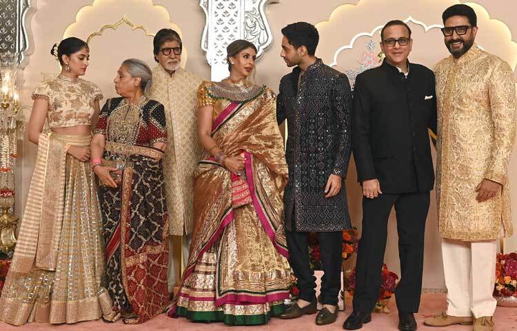 একসঙ্গে ফ্রেমবন্দি হয়েছেন বচ্চন পরিবার। ছবি: এএফপি