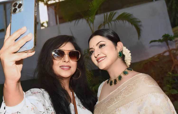 নিজের প্রিয় অভিনেত্রীর সঙ্গে ক্যামেরাবন্দি হয়েছেন পরী।