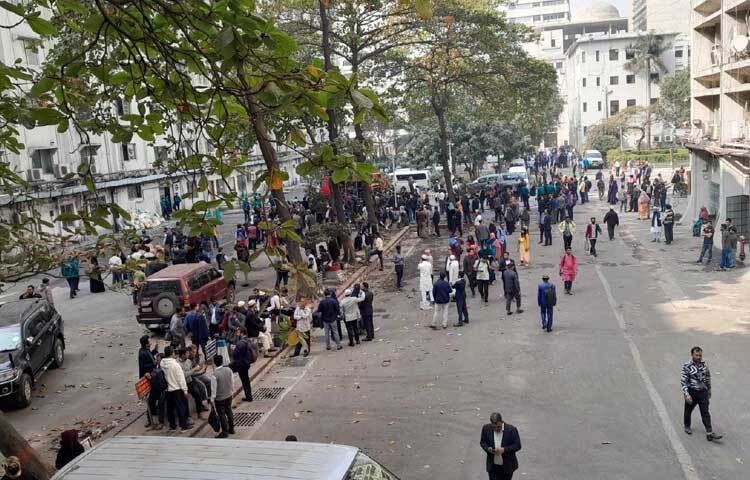 ভেতরে প্রবেশ করেও সচিবালয়ে অফিস করতে পারছেন না কর্মকর্তা-কর্মচারীরা।