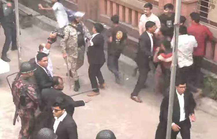 ২৬ নভেম্বর চট্টগ্রামে চিন্ময় কৃষ্ণ দাশ-এর রিমান্ড শুনানিকে কেন্দ্র করে তার সমর্থকেরা আইনজীবী সাইফুল ইসলাম আলিফকে কুপিয়ে হত্যা করে।