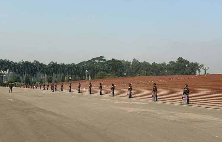 ২০ ডিসেম্বর বিজিবির জনসংযোগ কর্মকর্তা মো. শরীফুল ইসলাম এ তথ্য জানান। তিনি বলেন, ওসমান হাদির জানাজাকে কেন্দ্র করে সার্বিক আইনশৃঙ্খলা রক্ষায় জাতীয় সংসদ ভবন ও রাজধানীর গুরুত্বপূর্ণ এলাকায় বডি ওর্ন ক্যামেরা ও রিমোট কন্ট্রোল গিয়ারসহ ২০ প্লাটুন বিজিবি মোতায়েন।