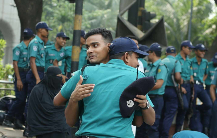 কাজের মধ্যেই আনন্দ খোঁজে নিচ্ছেন তারা। ছবি: মাহবুব আলম