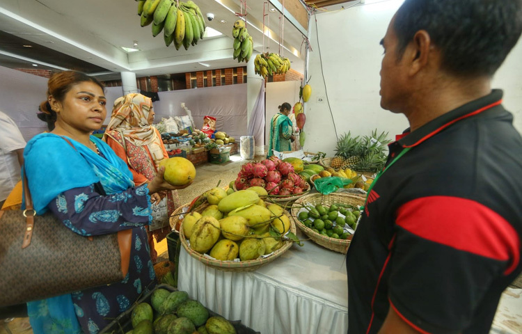 ছবি তোলা হয়েছে বেইলি রোডে পার্বত্য চট্টগ্রাম কমপ্লেক্স প্রাঙ্গণ থেকে, যেখানে এখন জমজমাট এক পাহাড়ি মিলনমেলা।