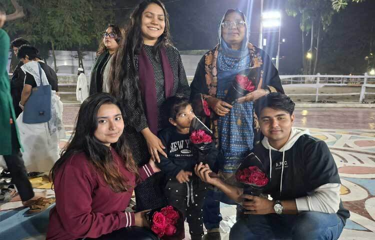 কেন্দ্রীয় শহীদ মিনারে ভাষাশহীদদের প্রতি শ্রদ্ধা নিবেদন করতে গভীর রাতেও মা-বাবার হাত ধরে এসেছে শিশুরা।