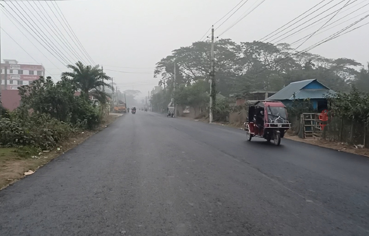 হাড় কাঁপানো শীতে রাস্তাঘাটে যানবাহন ও মানুষের আনাগোনা কম। ছবি: বিধান মজুমদার অনি