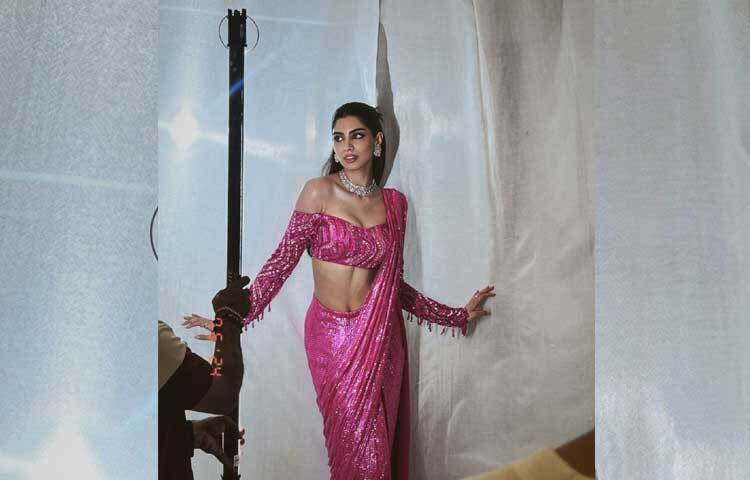 গোলাপি রঙের শাড়িতে মায়াবী খুশিকে দেখে চোখের পলক ফেলা দায়। ছবি: ইনস্টাগ্রাম থেকে