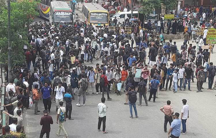 সড়ক অবরোধ করে শিক্ষার্থীরা নানা রকম স্লোগান দিচ্ছেন। ছবি: আসিফ আজিজ