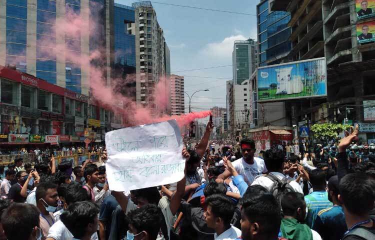 দুপুর ১২টার পর থেকেই আশপাশের বিভিন্ন প্রতিষ্ঠানের শিক্ষার্থীরা কাকরাইল মোড়ে জড়ো হতে থাকেন। ছবি: নাজমুল হোসেন বাপ্পি
