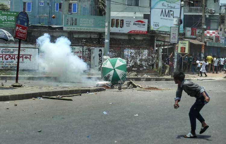 পুলিশের টিয়ারশেল ও সাউন্ড গ্রেনেডে রামপুরা থেকে লিংক রোড পর্যন্ত রণক্ষেত্র তৈরি হয়েছে। ছবি: মাহবুব আলম