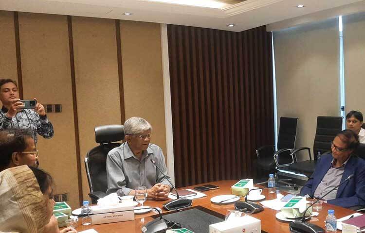 উৎপাদন ও সরবরাহের মাধ্যমে মূল্যস্ফীতি কমাতে জরুরি পদক্ষেপ নেওয়া হচ্ছে জানিয়ে অর্থ উপদেষ্টা সালেহ উদ্দিন আহমেদ বলেছেন, দাম কমবে। তবে রাতারাতি কমবে না। একেবারে যুগযুগ সময়ও লাগবে না। আমরা যুক্তিসঙ্গত সময়ে মূল্যস্ফীতি কমিয়ে আনবো। ছবি: সাইদ শিপন