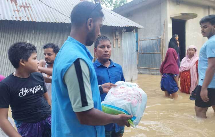 ২২ আগস্ট থেকে এ ত্রাণ বিতরণ কার্যক্রম চলছে, যা পরিস্থিতির উন্নতি না হওয়া পর্যন্ত চলমান থাকবে। ছবি: জাগো নিউজ