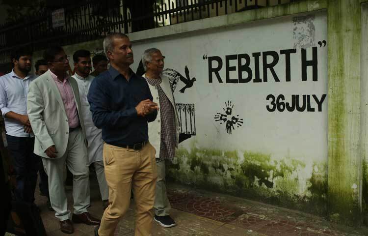 দেয়ালের গ্রাফিতি দেখে বেশ উচ্ছ্বসিত প্রধান উপদেষ্টা।