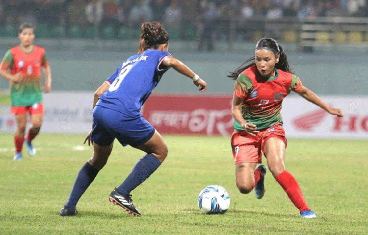 নারী ফুটবলের ইতিহাসে সাফ চ্যাম্পিয়নশিপের ফাইনালে এ নিয়ে দুবার নেপালকে হারালো বাংলাদেশ।