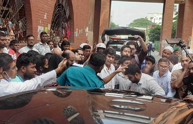 দুপুর পৌনে ১টার দিকে নিটোরের জরুরি বিভাগের সামনে এ ঘটনা ঘটে।