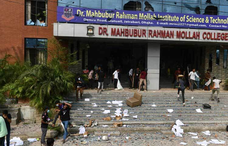 প্রত্যক্ষদর্শীরা জানিয়েছে, হামলার পর মাহবুবুর রহমান মোল্লা কলেজের গেট ভাঙচুর করে ভেতরে ঢুকে প্রতিষ্ঠানটির চেয়ার, কম্পিউটার-ল্যাপটপ-ডকুমেন্টসহ মূল্যবান অসংখ্য জিনিস লুটপাট করে নিয়ে যাচ্ছেন কবি নজরুল সরকারি কলেজ ও সোহরাওয়ার্দী কলেজের শিক্ষার্থীরা। ফলে ধ্বংসস্তূপে পরিণত হয়েছে ডেমরার এ কলেজটি।
