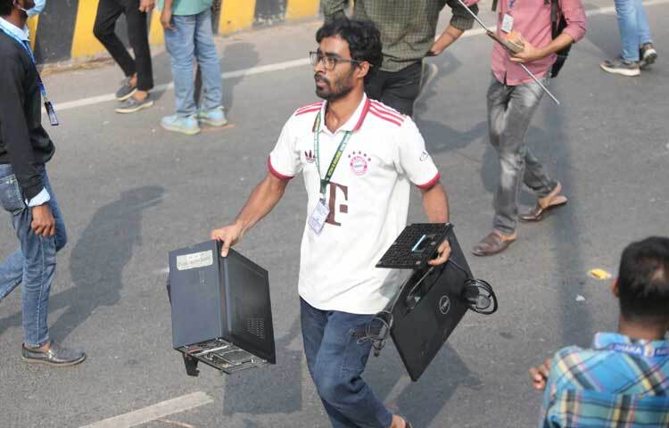 ভাঙচুর ও লুটপাটের পর বেলা একটার দিকে সেখানে মাহবুবুর রহমান মোল্লা কলেজের শিক্ষার্থী ও স্থানীয় জনতা এবং শহীদ সোহরাওয়ার্দী কলেজ ও কবি নজরুল কলেজের শিক্ষার্থীদের মধ্যে পাল্টাপাল্টি ধাওয়া ও সংঘর্ষ শুরু হয়।