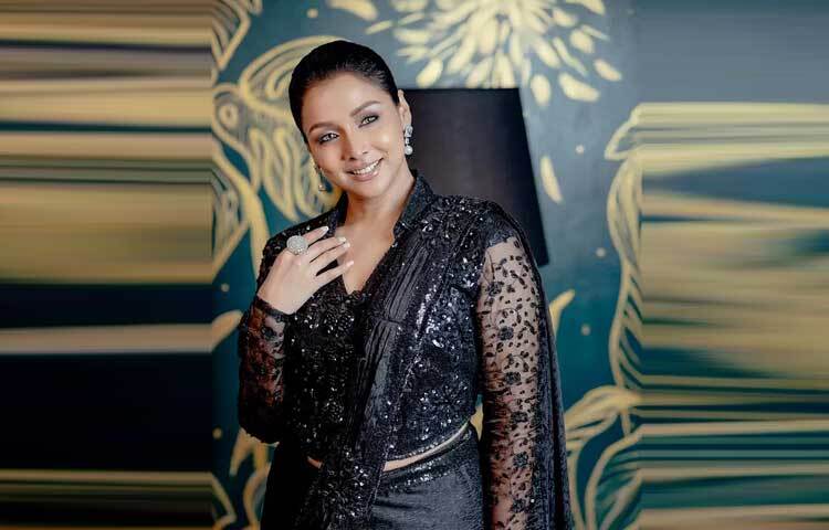 সফট গ্ল্যাম লুকেরর সঙ্গে মিনিমাল আই মেকআপ, হালকা গ্লসি ন্যুড শেডের লিপকালারে দারুণ লাগছে তাকে।