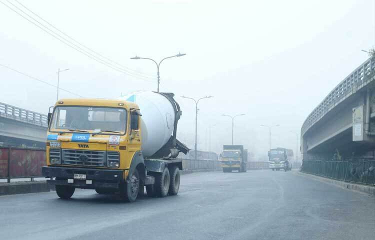 সারাদেশে জেঁকে বসেছে শীত। দিনের তাপমাত্রা হ্রাস অব্যাহত রয়েছে। ঘন কুয়াশায় সারাদেশে বেড়েছে শীতের অনুভূতি। দিনের তাপমাত্রা আরও কমে শীত তীব্র হতে পারে বলে জানিয়েছে আবহাওয়া অফিস। ছবি: মাহবুব আলম