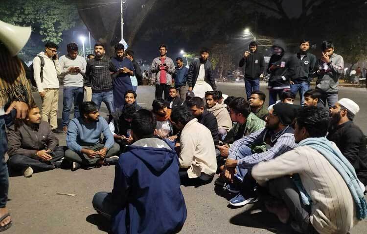 ৮ জানুয়ারি রাত সোয়া ১০টার দিকে বিশ্ববিদ্যালয়ের উপাচার্যের বাসভবনের সামনে অবস্থান নেন শিক্ষার্থীরা।