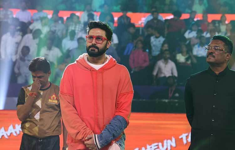 পরবর্তী বেশ কয়েক বছর বচ্চন যেসব চলচ্চিত্রে অভিনয় করেন তার বেশিরভাগই বক্স অফিসে সাড়া ফেলতে ব্যর্থ হয়। এরপরে তিনি ২০০৪ সালে মুক্তিপ্রাপ্ত ব্লকবাস্টার ধুম চলচ্চিত্রে অভিনয় করেন যা তার ক্যারিয়ারে মোড় ঘুরিয়ে দেয়।