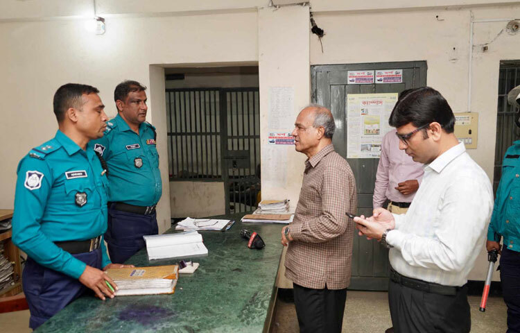 পরিদর্শনকালে উপদেষ্টা আইনশৃঙ্খলা পরিস্থিতি স্বাভাবিক রাখতে আইনশৃঙ্খলা বাহিনীর সদস্যের সবসময় সজাগ ও সতর্ক থাকার নির্দেশ দেন।