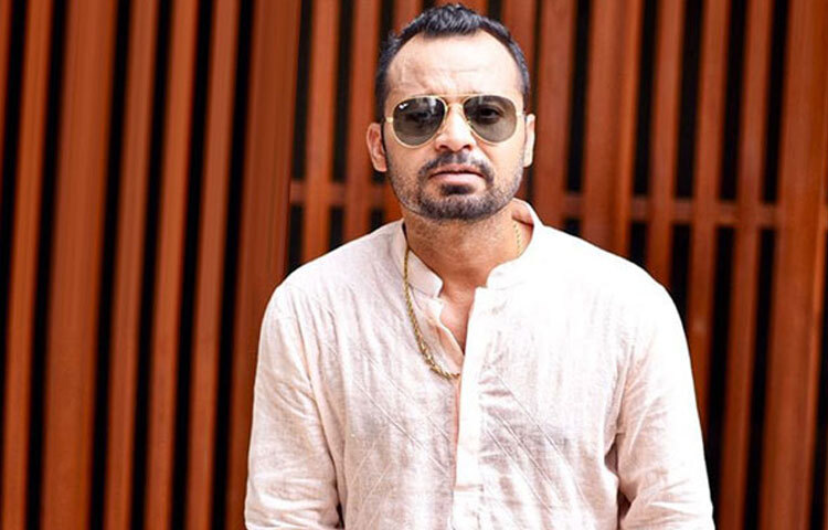 একই নির্মাতার ‘ফিমেল’-এর দুই কিস্তিতে ‘লাবু কমিশনার’ চরিত্রের অভিনয় করেও বেশ জনপ্রিয়তা পান তিনি।