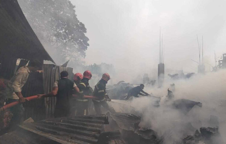 প্রাথমিকভাবে আগুন লাগার কারণ ও ক্ষয়ক্ষতির কিংবা হতাহতের কোনো খবর জানাতে পারেননি ফায়ার সার্ভিসের এই কর্মকর্তা।