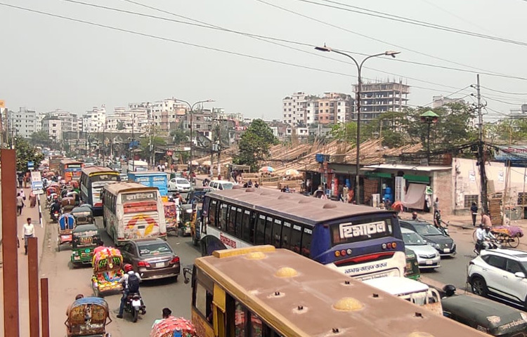 রোজা রেখে ঘণ্টার পর ঘণ্টা জ্যামে আটকে আছেন পথচারীরা।