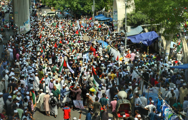 এ যেন এক জনসমুদ্র।