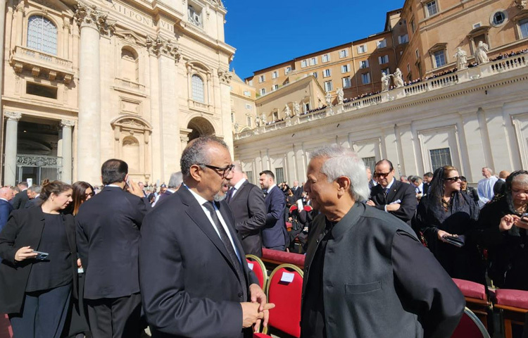 ২৬ এপ্রিল ভ্যাটিকান সিটির পিটারস স্কোয়ারে আয়োজিত এ ধর্মীয় অনুষ্ঠানে অংশ নেন তিনি।
