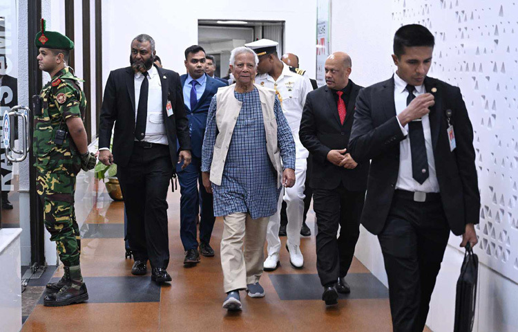 কাতারের দোহায় আর্থানা সম্মেলনে যোগদানের উদ্দেশ্যে ২১ এপ্রিল তিনি ঢাকা ত্যাগ করেন। ২৬ এপ্রিল ভ্যাটিকান সিটিতে পোপের শেষকৃত্যে যোগদান শেষে ২৭ এপ্রিল ইতালির রোম থেকে দেশের উদ্দেশ্যে রওনা হয়ে সোমবার ভোরে দেশে ফেরেন।