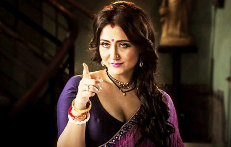 আবেদনের সংজ্ঞা কি শুধু সাজের ভেতর আটকে থাকে? স্বস্তিকা মুখোপাধ্যায় যেন তার জীবন্ত উত্তর। তার চাহনিতে আছে অনাবৃত এক জাদু; যা শব্দ ছাড়াই গল্প বলে, সময়কে থামিয়ে রাখে নিঃশব্দ বিস্ময়ে।