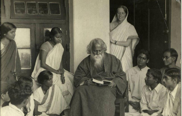 আপন মনে বই পড়ছেন কবিগুরু আর তা মুগ্ধ হয়ে শুনছেন সবাই।