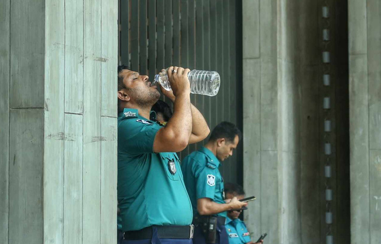 গরমে বাইরে বের হলে সঙ্গে পানির বোতল রাখার পরামর্শ দিচ্ছেন চিকিৎসকরা। সেইসঙ্গে পরামর্শ দিচ্ছেন সুতির হালকা জামাকাপড় পরা, ছাতা কিংবা সানগ্লাস ব্যবহার, এবং বাড়তি কোনো শারীরিক পরিশ্রম না করার।