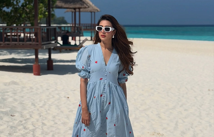 ছবিতে নজর কাড়লেও কোথায় বেড়াতে গেছেন সেটা জানাননি লাক্স সুন্দরী।