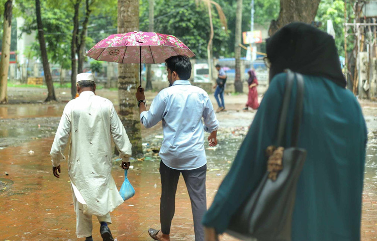 কেউ অফিসের পথে হঠাৎ বৃষ্টিতে ভিজে খানিকটা হালকা, কেউ আবার ছাদে বসে চায়ের কাপে গলিয়ে নিচ্ছে বিষণ্ণতা।